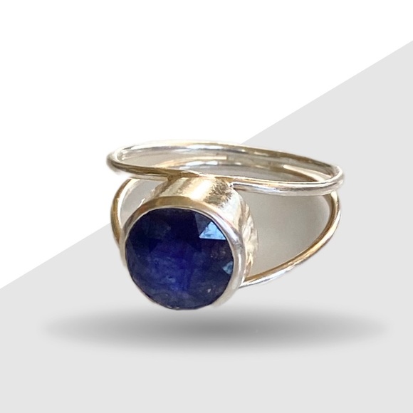 Stunning Sterling Silver and Blue Gemstone Ring size 7.5/8 - Picture 1 of 9